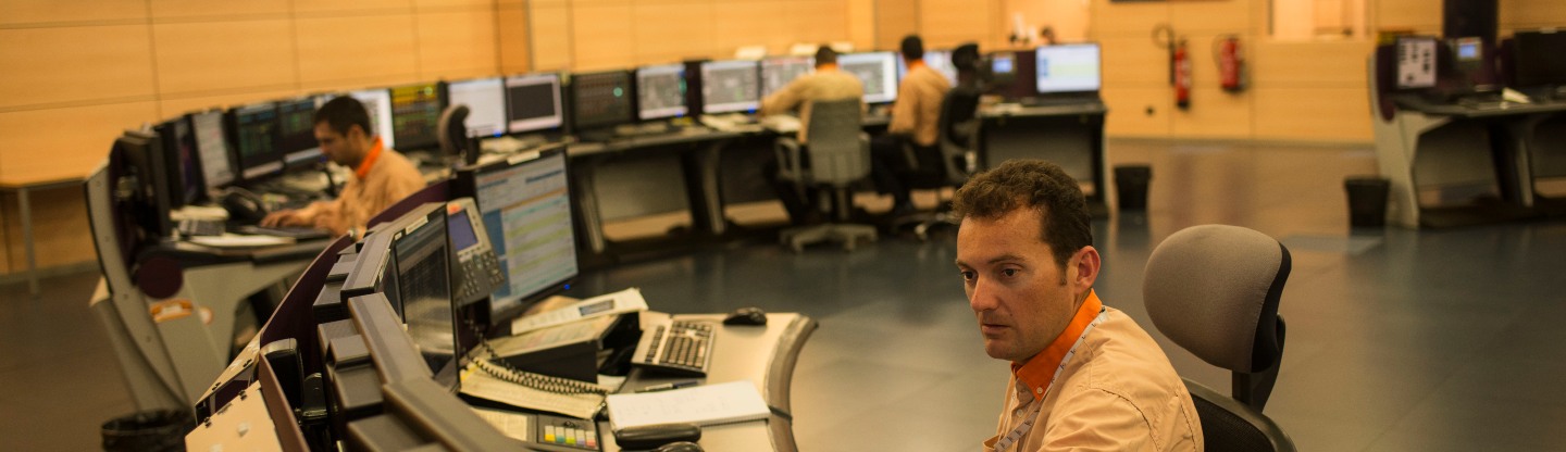 Empleados de Repsol en la sala de control de la refinería de Cartagena.